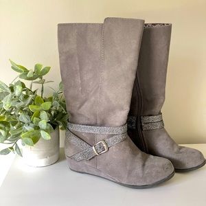 Very Cherry Gray Microsuede w/ Sparkle strap Size 3